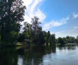 Zicht op camping vanaf rivier